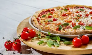 Pyszna pizza z pomidorkami i szałwią. Zastanawiasz się, jakie przyprawy do pizzy? Szałwia i świeże pomidory to świetny wybór!