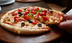 Ile kalorii mają 2 kawałki pizzy? Zaskakujące fakty o kaloriach