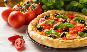 Pyszna pizza z pomidorami, oliwkami i kukurydzą. Idealna na szybki obiad, a czas pieczenia to klucz do jej doskonałości.