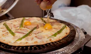 Na pizzy z boczkiem i szparagami ląduje jajko sadzone.