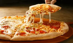 Rozciągający się ser z domowej pizzy z pepperoni i ziołami. Idealne składniki na pizzę domową.