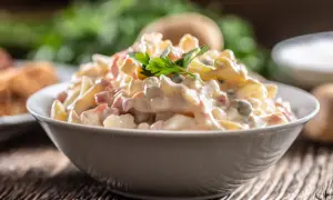 Jakie mięso do sałatki jarzynowej? Najlepsze dodatki, które warto znać