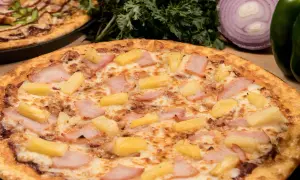 Pizza hawajska z ananasem i szynką. Czy to Sam Panopoulos kto wymyślił tę kontrowersyjną kombinację?