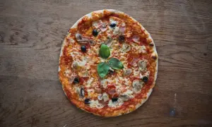 Pyszna pizza rzymska z pieczarkami, szynką i oliwkami, idealna na wieczór z bliskimi. Ten przepis na pizzę rzymską jest prosty i szybki.