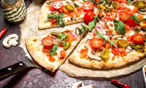 Pyszna, domowa pizza z pomidorkami, jalapeno i rukolą. Idealna na wspólne gotowanie i odkrywanie, jak zrobić domową pizzę.