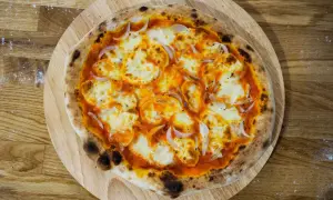 Ile gram ciasta na pizzę 32 cm? Odpowiednia waga dla idealnej pizzy