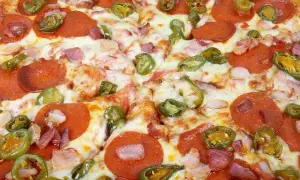 Ile waży pizza 32 cm? Zaskakujące różnice w wadze i składnikach