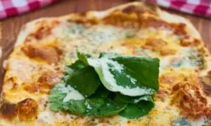 Gdzie powstała pizza? Poznaj fascynującą historię włoskiego przysmaku