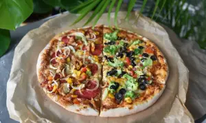 Ile kawałków ma pizza 32 cm? Odkryj, co mówią pizzerie