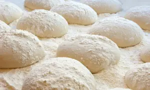 Ile może leżeć ciasto na pizzę? Sprawdź, zanim się zepsuje