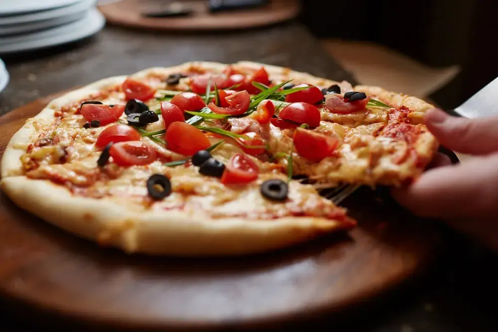 Ile kalorii mają 2 kawałki pizzy? Zaskakujące fakty o kaloriach