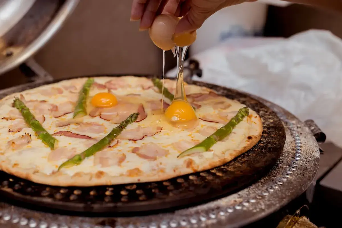 Na pizzy z boczkiem i szparagami ląduje jajko sadzone.