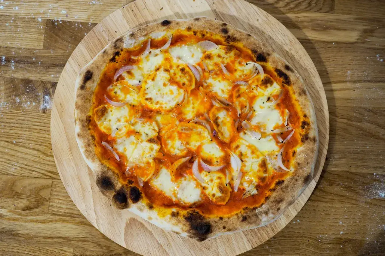 Ile gram ciasta na pizzę 32 cm? Odpowiednia waga dla idealnej pizzy