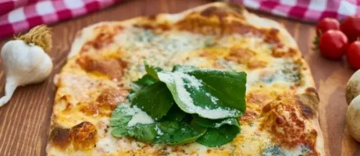 Gdzie powstała pizza? Poznaj fascynującą historię włoskiego przysmaku