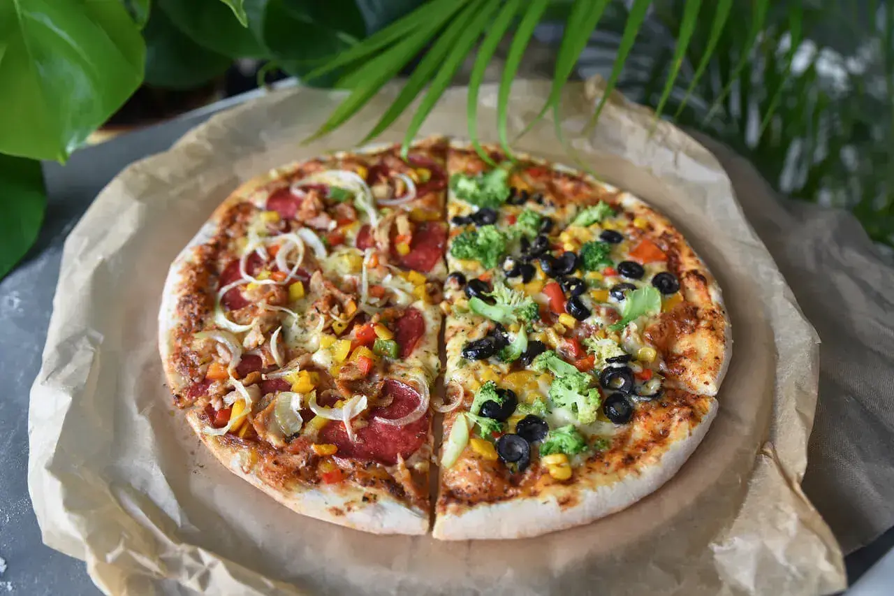 Ile kawałków ma pizza 32 cm? Odkryj, co mówią pizzerie