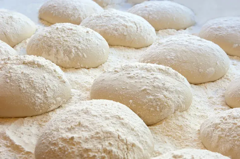 Ile może leżeć ciasto na pizzę? Sprawdź, zanim się zepsuje