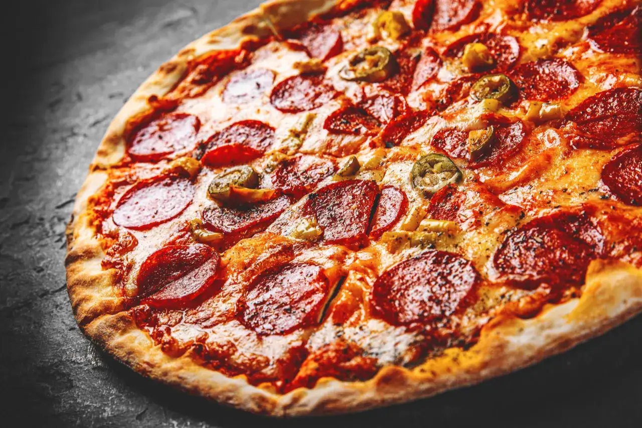 Chrupiąca pizza z pepperoni i papryczkami jalapeño, idealna na wieczór filmowy.