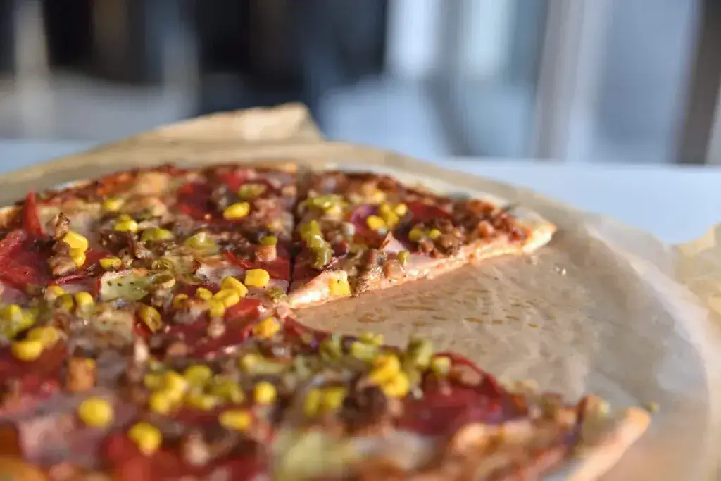Zdjęcie Ile kawałków ma pizza 32 cm? Odkryj, co mówią pizzerie