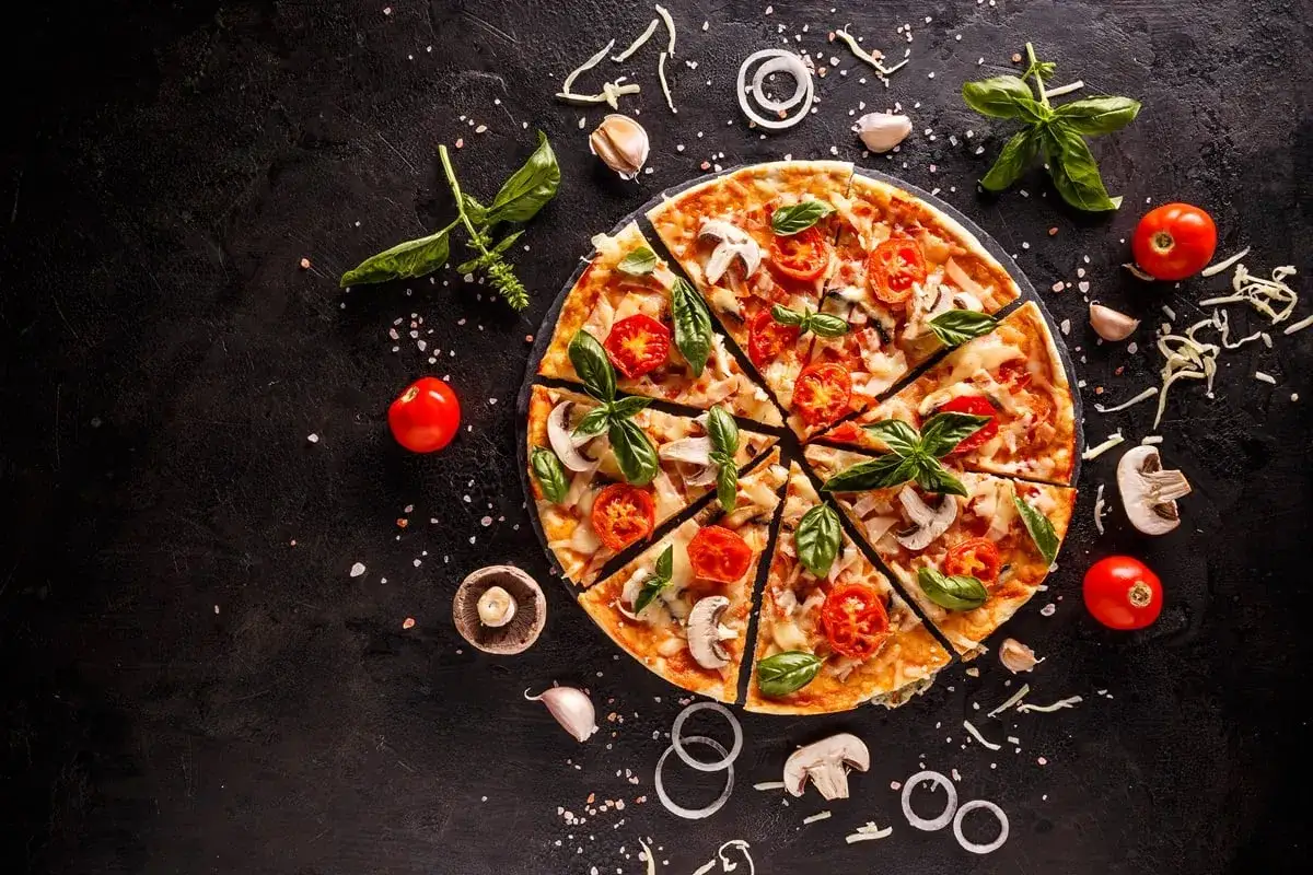 Pyszna pizza margherita z pomidorkami, bazylią i pieczarkami. Zastanawiasz się nad jej kalorycznością?