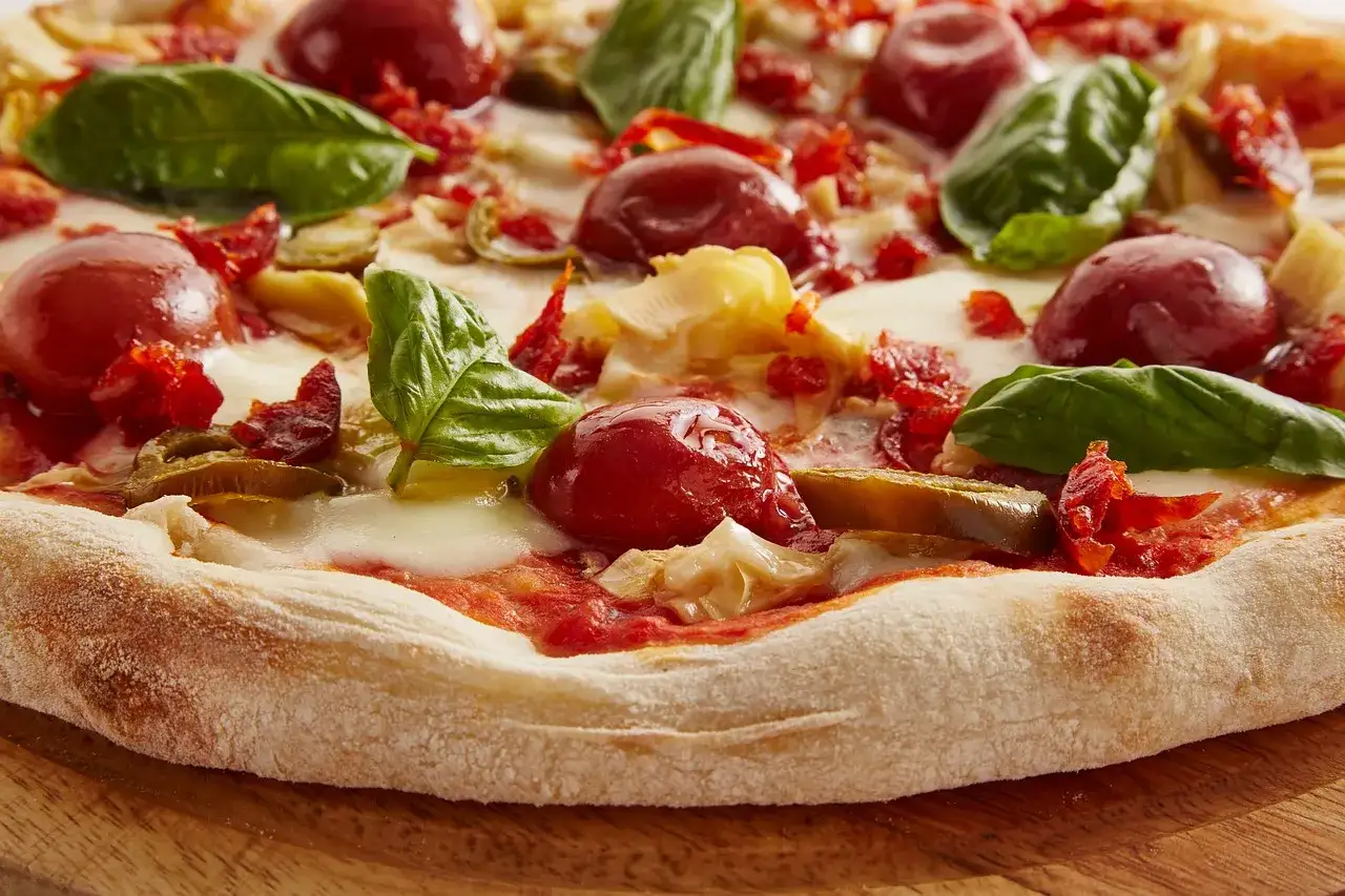 Pyszna pizza margherita z pomidorkami, mozzarellą i bazylią. Zastanawiasz się nad jej kalorycznością?