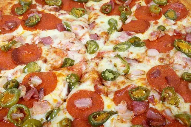 Zdjęcie Ile waży pizza 32 cm? Zaskakujące różnice w wadze i składnikach