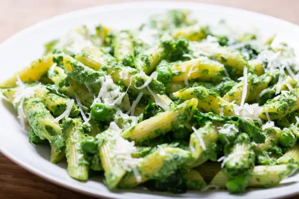 Penne z zielonym pesto, groszkiem i parmezanem. Pyszna sałatka z makaronem szpinakiem i suszonymi pomidorami.