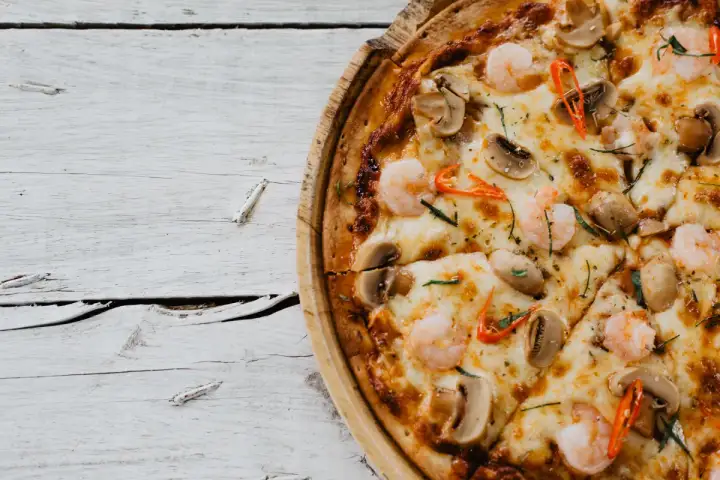 Pizza z krewetkami i pieczarkami, idealna do nauki, jak rozciągnąć ciasto na pizzę.